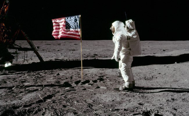 Buzz Aldrin loopt op de maan