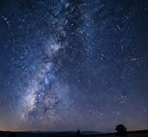 cielo notturno limpido, pieno di stelle brillanti e luminose