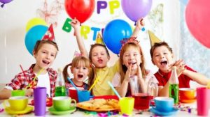 Bambini molto felici ad una festa di compleanno