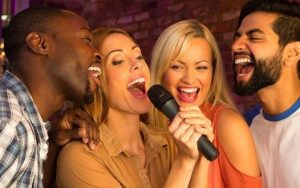 El Karaoke: juego para una fiesta de cumpleaños de 18 años