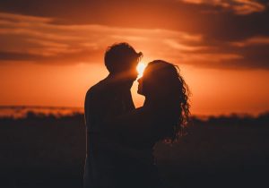 deux amoureux au coucher du soleil