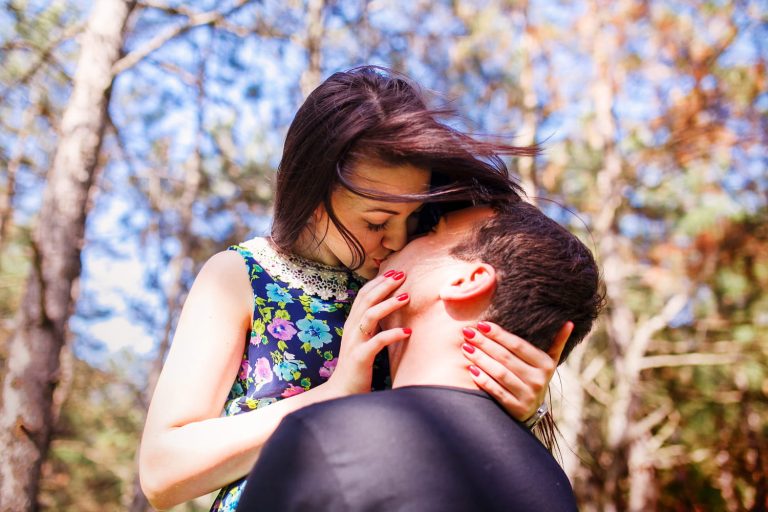 Premier amour: comment le reconnaître et pourquoi on ne l'oublie jamais