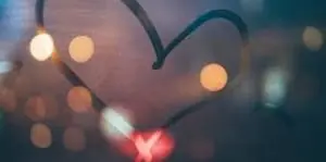 un corazón dibujado en un vitrio