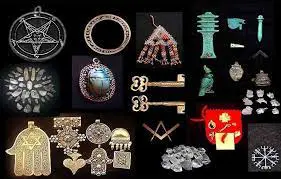 imagen que muestra muchos amuletos y talismanes sobre un fondo muy oscuro