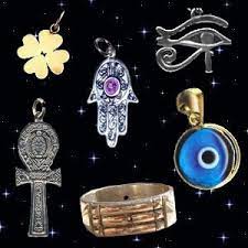imagen que muestra muchos amuletos y talismanes sobre un fondo muy oscuro