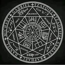 amuleto oscuro que representa el oráculo estelar