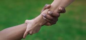 Due mani unite in un senso di amore