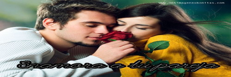 una pareja joven huele una rosa roja