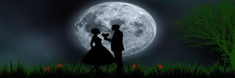 un hombre le da un corazón a su mujer (hay una luna llena como fondo)