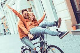coppia felice in bicicletta