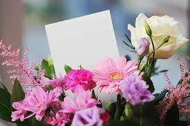 fleurs décorant une lettre