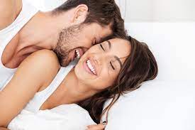 pareja feliz en la cama