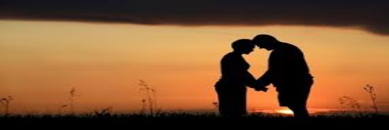 un couple amoureux au coucher du soleil