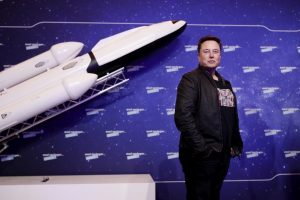 Elon Musk posando durante una ceremonia aeroespacial