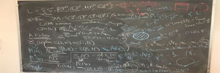 tableau noir avec écrit de nombreux arguments et équations liés à la théorie de la relativité
