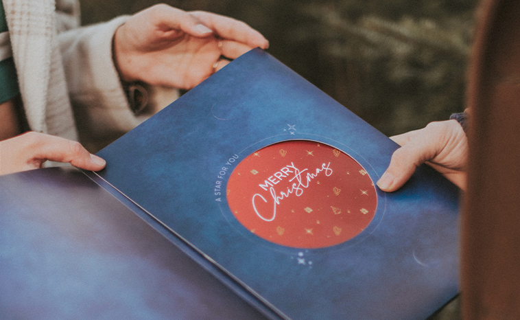 Christmas Duas pessoas se presenteando com um Pacote de Presente de Natal da OSR como presente único