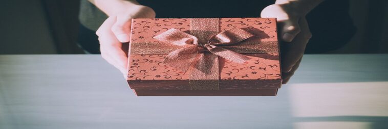 Cadeaux de fiançailles d'un an pour lui: idées de cadeaux originales