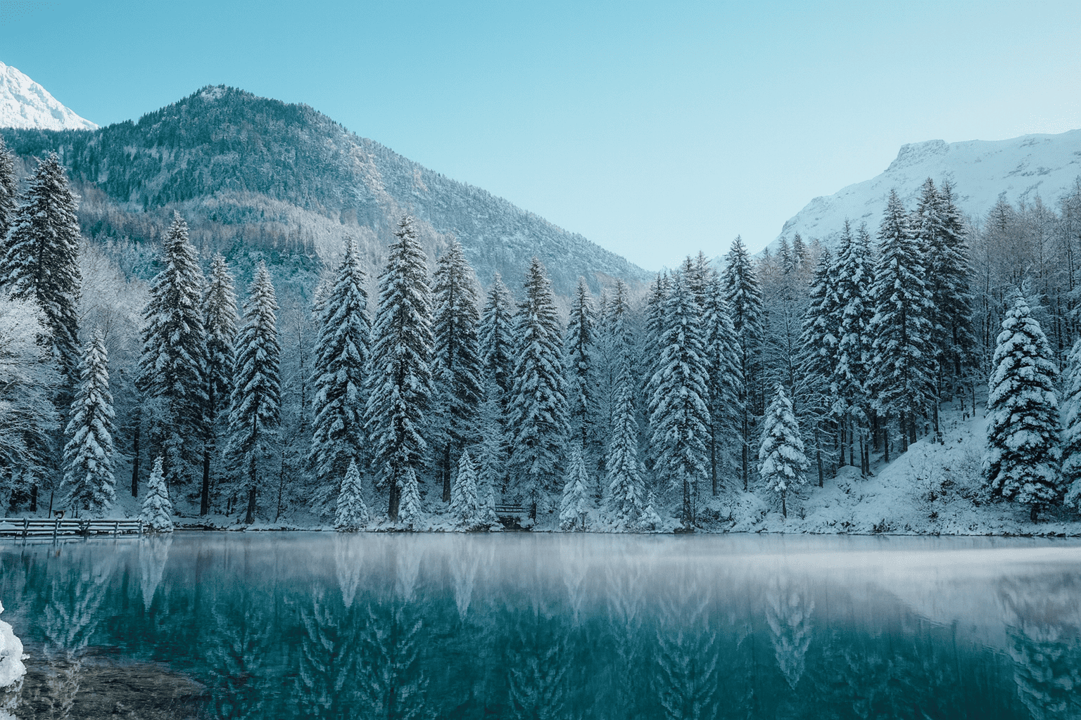 Paisaje invernal con nieve y lago