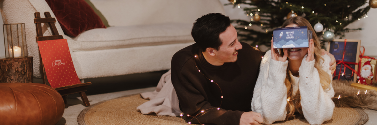 Couple profitant de leur étoile comme cadeau de Noël sous le sapin