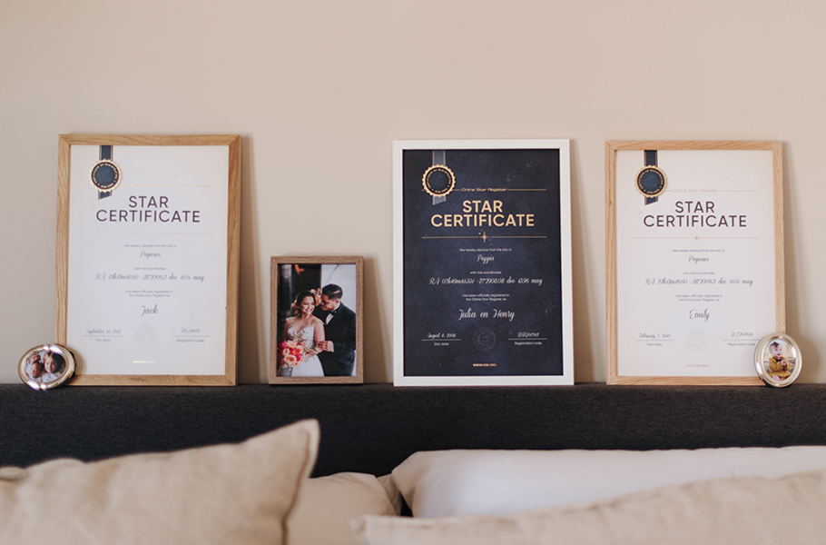 Certificado azul e branco emoldurado em uma estante.