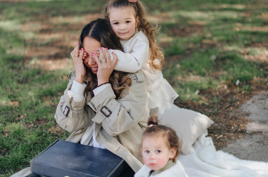 Dos hijas sorprenden a su madre con un regalo de superestrella como obsequio personalizado para el Día de la Madre.
