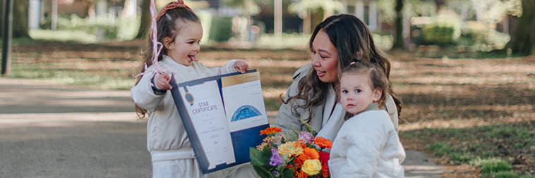 Dos niñas le regalan a su madre una estrella como obsequio personalizado por el Día de la Madre.