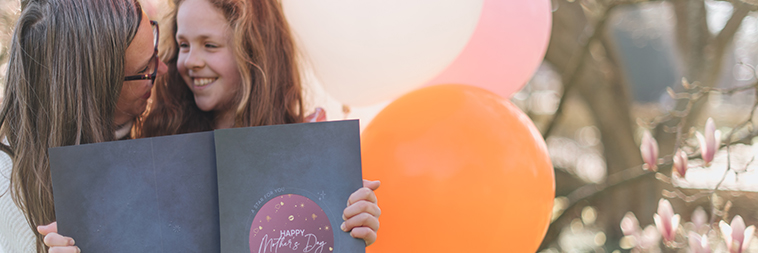 Menina dá uma estrela de presente para sua mãe